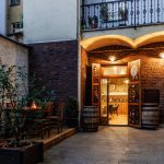 vecerni vchod do panskeho klubu