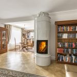 knihovna krb interier